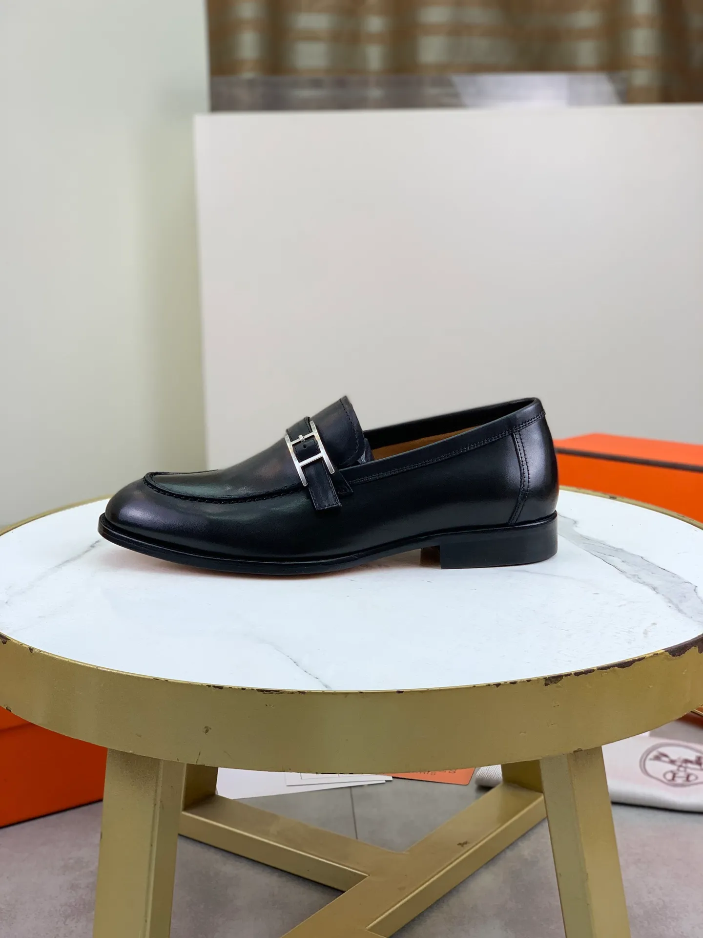 Factory price P980 💰💎💎💎 Original genuine leather outsole Brand: Hermès Grade: Same as the official website Original quality materials: Original soft calfskin Water-dyed cowhide lining Original Italian genuine leather outsole Style categories: Men's fashion Formal casual leather shoes Slip-on men's shoes series Young fashion European and American trends British style Code number: 39-45 (38.46 can be customized)